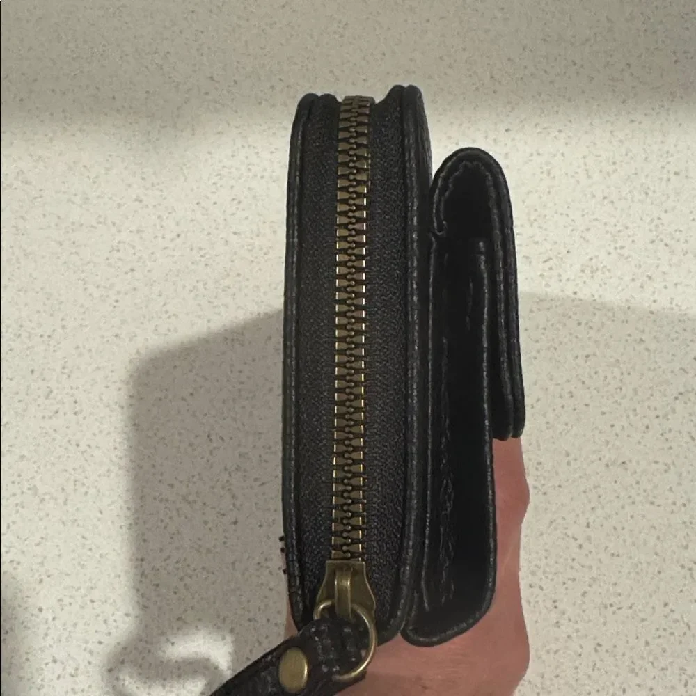 White Mountain Black Faux Pebbled Leather Wristlet Wallet Zip Around Casual NWOT